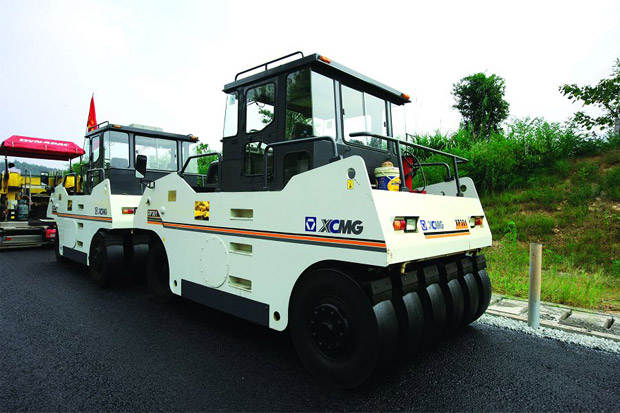 道路沥青摊铺机